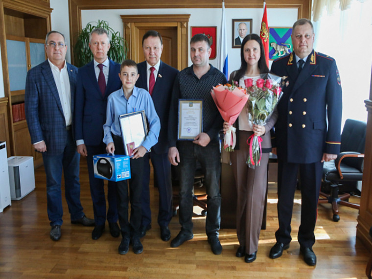 Приморского школьника наградили медалью «За проявленное мужество».