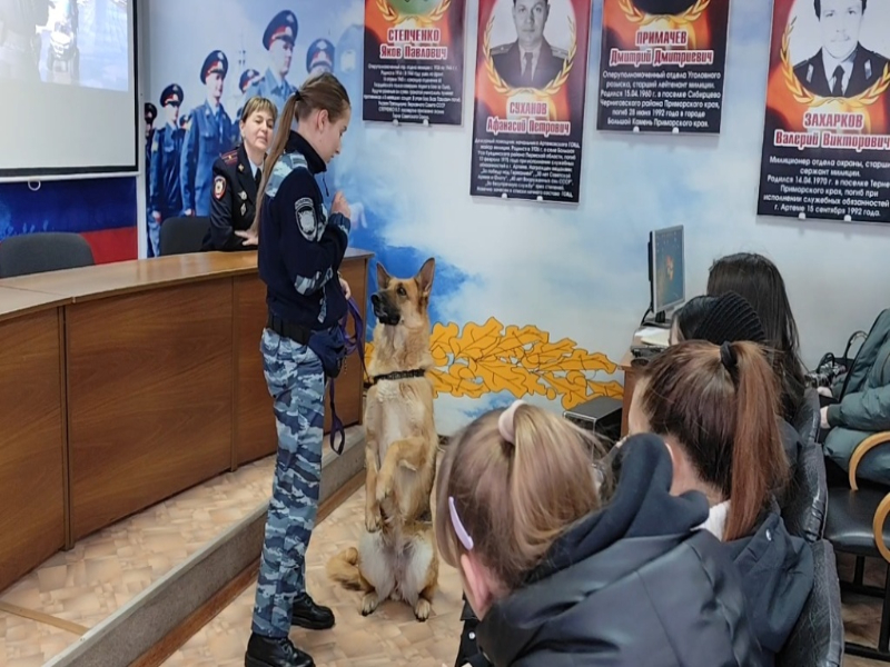 В Артеме Приморского края полицейские и общественники проводят Всероссийскую акцию «Студенческий десант».