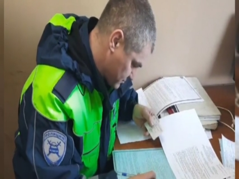 В Артеме полицейские привлекли к ответственности владелицу автомашины, передавшую право управления иностранцу-нелегалу, не имеющему водительское удостоверение.