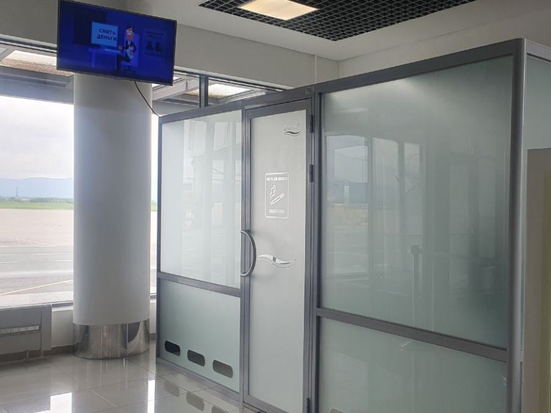 В Международном аэропорту Владивосток появилась комната для курения.
