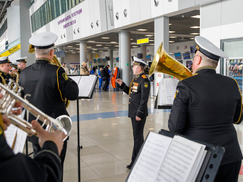 Военный оркестр в аэропорту Владивосток в честь День защитника Отечества.