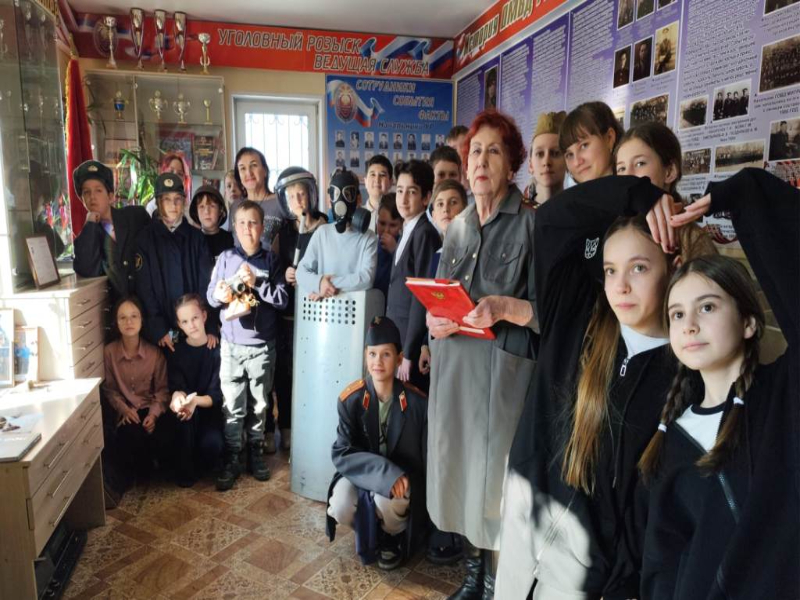 В Артеме Приморского края полицейские и ветераны органов внутренних дел проводят патриотические уроки для школьников.