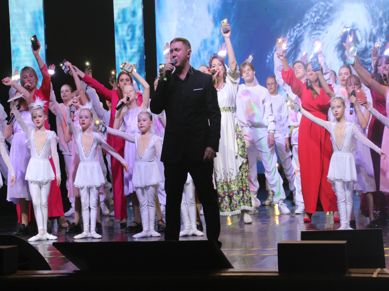 Большой сольный концерт Александра Нуштаева прошел в Артеме.