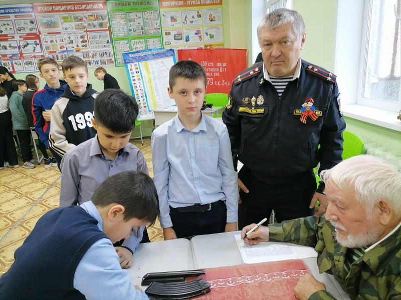 Патриотическую работу с молодежью проводит Артемовский Совет ветеранов.