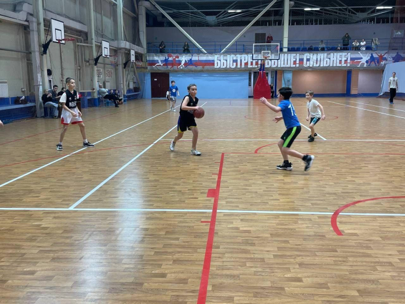 В Артеме юношеские команды сыграли в баскетбол.