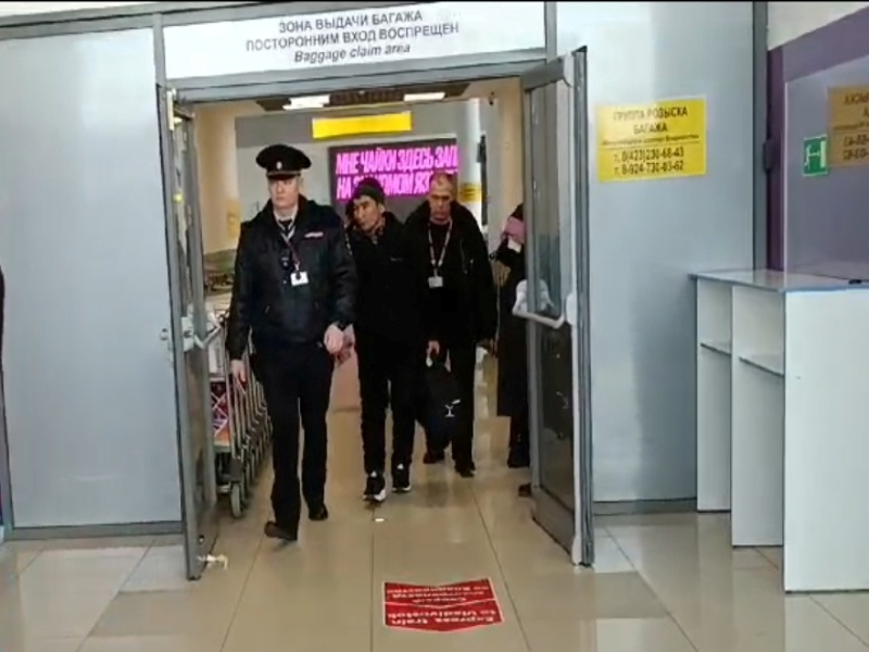 В Приморском крае полицейские провели рейдовые мероприятия по соблюдению миграционного законодательства в международном аэропорту «Владивосток».