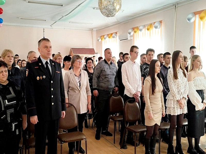 В Артеме Приморского края полицейские поздравили выпускников-правоведов с вручением дипломов.