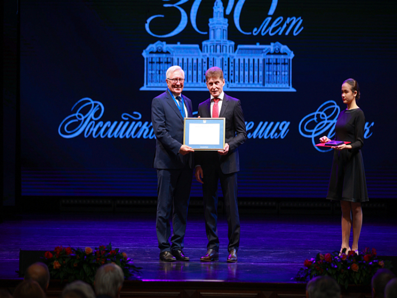 Губернатор Приморья поздравил работников и ветеранов ДВО РАН с 300-летием организации.