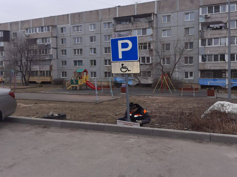Сотрудники Госавтоинспекции Артема проверили законность установки таблички под дорожными знаками.