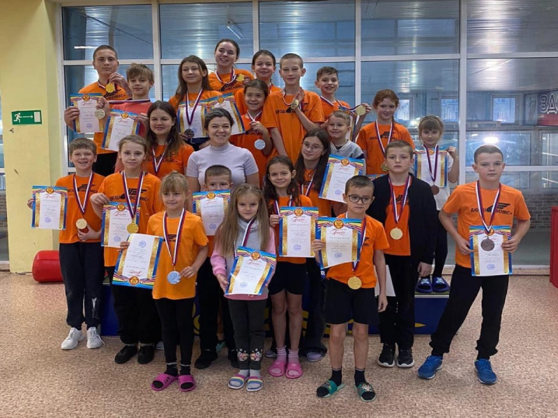 Воспитанники артемовской спортивной школы «Феникс» приняли участие в турнире по плаванию.