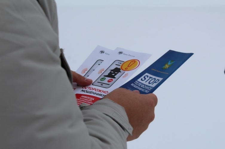 В Приморье доверчивая жительница Артема, поверив мошенникам, перевела на их счета крупную денежную сумму.