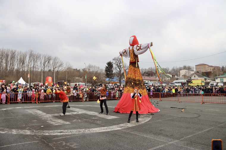 В Артёме проводили зиму.