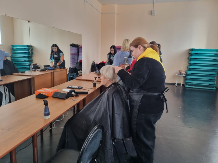 Студенты Артемовского колледжа сервиса и дизайна участвуют в проекте «Социальная парикмахерская».