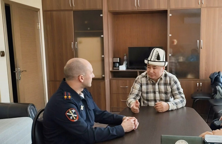 В Артеме Приморского края полицейские поблагодарили местного жителя за помощь в предотвращении мошенничества в отношении пенсионерки.