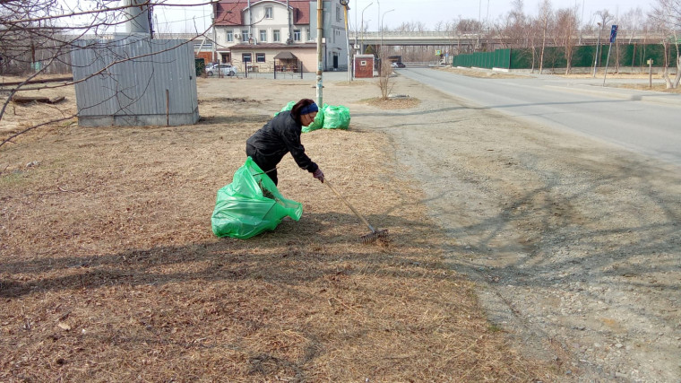 Более 350 кубометров мусора собрано в Артеме во время субботника.